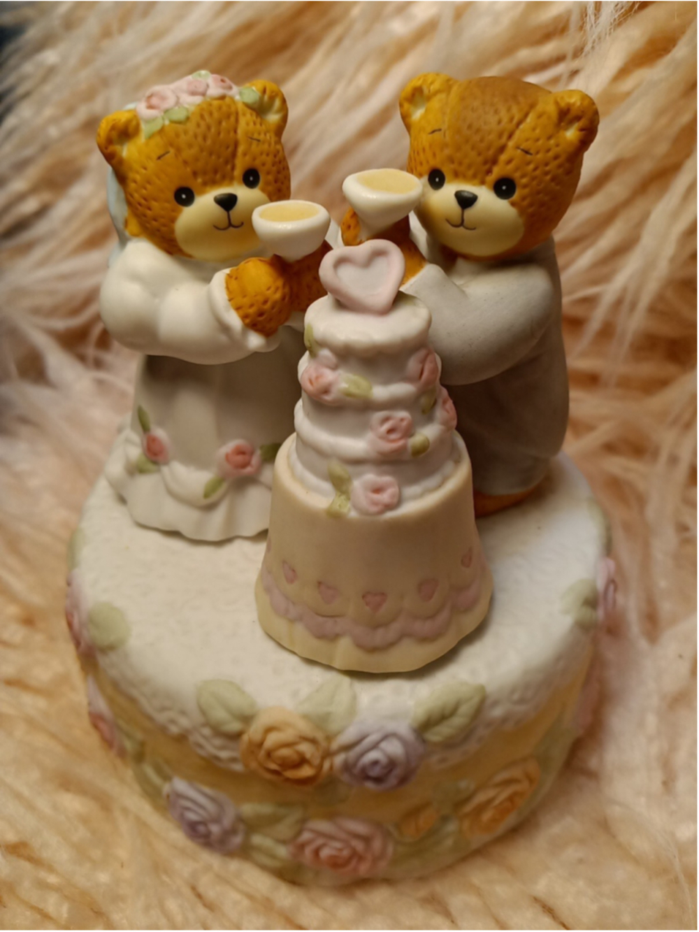 Lucy and Me Lucy Rigg Wedding Bears Bride Groom Toast W/Wedding Cake Music NOT